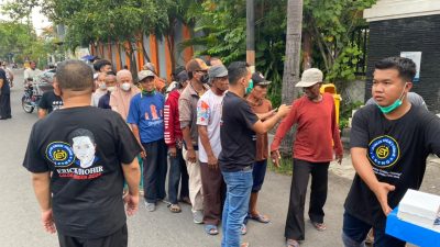 Aksi Sosial Lagi, Relawan Letho Jawa Timur Bagikan Nasi Kotak untuk Tukang Becak dan Ojek Online di Surabaya