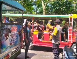 Polsek Ngawi Kota Berikan Binluh Kepada Supir Kereta Kelinci di Objek Wisata Taman Candi