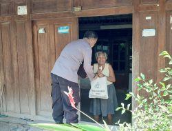 Polri Berbagi Polsek Kwadungan Berikan Bansos Kepada Manula di Dusun Toyo