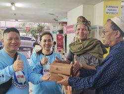 Puluhan Relawan Erick Thohir (ETOR) Bagikan Nasi Kotak di Kalibata Jakarta Selatan