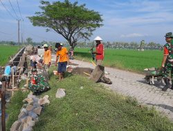 Dengan Semangat Gotong Royong, Babinsa Kwadungan Bersama Masyarakat Kerja Bakti Perbaiki irigasi pertanian