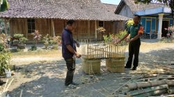 Babinsa Karangjati Berikan Motivasi Pengrajin Bambu untuk Lebih Kreatif dalam Tingkatkan Usaha
